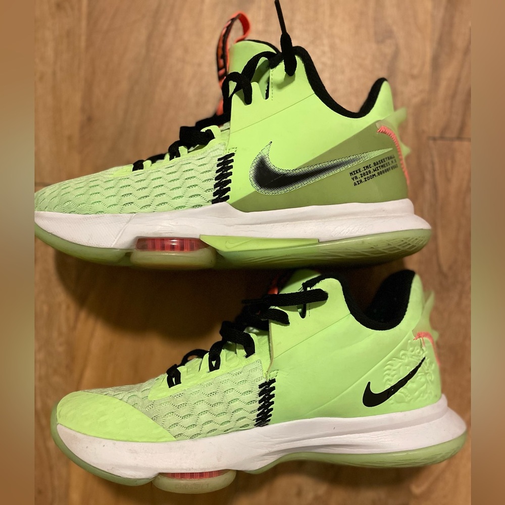 Nike Lebron Witness 5 “Grinch”